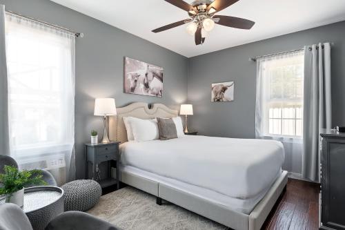 1 dormitorio con cama blanca y ventilador de techo en New Haven Inn en Solvang