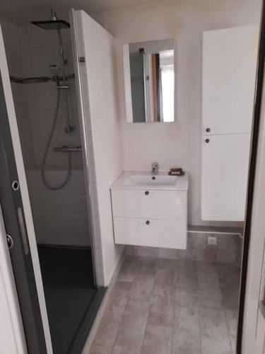 une salle de bain blanche avec un lavabo et une douche dans l'établissement Studette centre historique refait à neuf 2022, à Fréjus