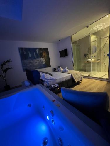 Four Luxury Suite في باليرمو: غرفة بها سرير وحوض استحمام