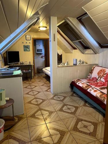 ein Zimmer mit einem Sofa und einem Zimmer mit einem Tisch in der Unterkunft Cozy Ferienapartment in Golßen nahe Tropical Island in Golßen