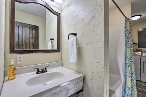 een badkamer met een wastafel en een spiegel bij El Dorado Springs Cabin Near Trails and Parks! in El Dorado Springs