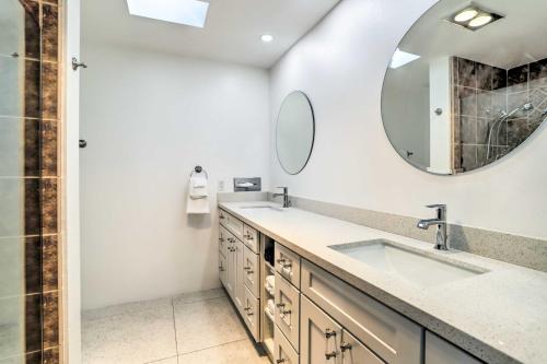 La salle de bains est pourvue d'un lavabo et d'un miroir. dans l'établissement Palm Springs Home in Seven Lakes Country Club, à Palm Springs