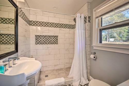 y baño con lavabo y ducha. en Gainesville Home with Fire Pit Near Lake Lanier, en Murrayville