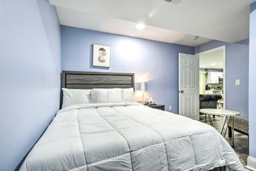 um quarto com uma cama grande e uma parede azul em Joppatowne Home with Private Deck and Fireplace! 