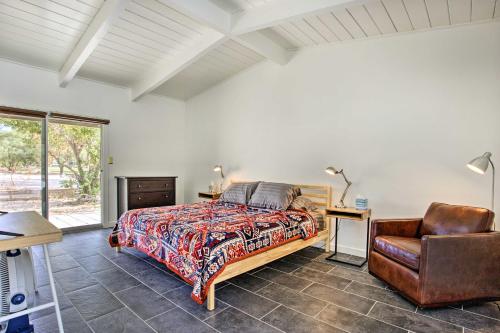 1 dormitorio con cama, escritorio y silla en Borrego Springs Retreat with Pool and Mtn Views, en Borrego Springs