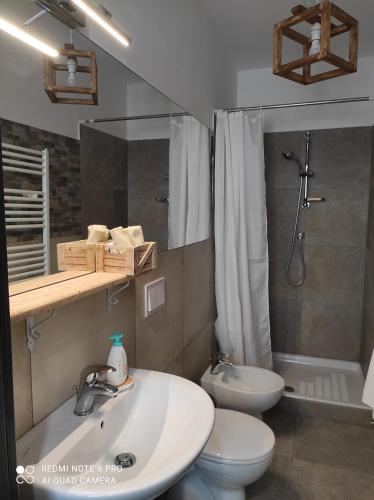 e bagno con lavandino, servizi igienici e doccia. di Villa Sofia a Pettorano sul Gizio