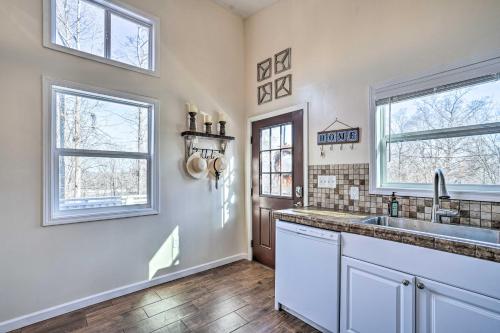 una cucina con lavandino e due finestre di Gray Home with View of Boone Lake and Fire Pit! 