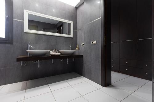 a bathroom with two sinks and a mirror at Villa Serenity in Tías