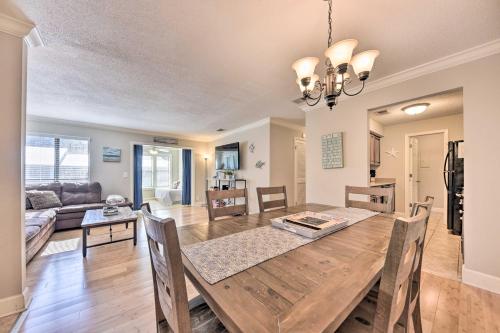 Χώρος καθιστικού στο St Simons Island Condo Getaway 2 Mi to Beach