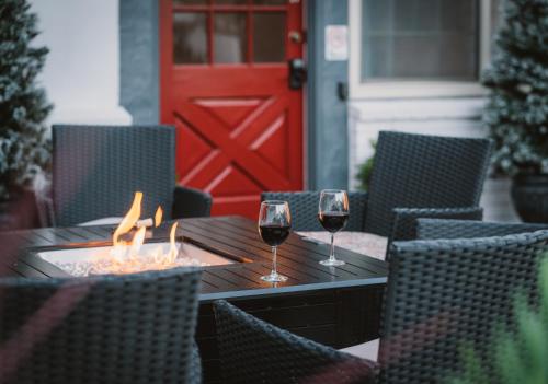 a table with two glasses of wine and a fire pit at New Haven Inn in Solvang
