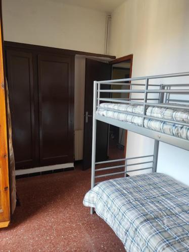 Pokój z 2 łóżkami piętrowymi i szafą w obiekcie Apartamentos Can bruguera 2 w mieście Mataró