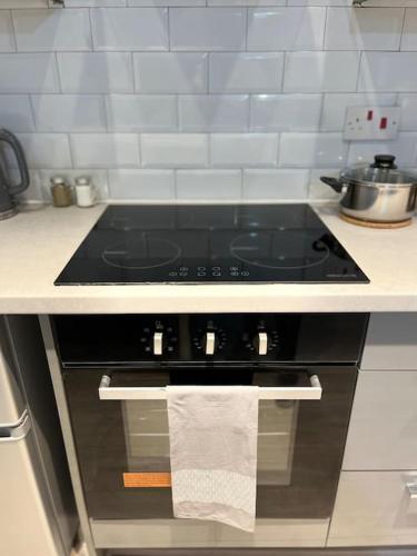 Η κουζίνα ή μικρή κουζίνα στο New Build Cosy Duplex Modern Apartment Greater Manchester