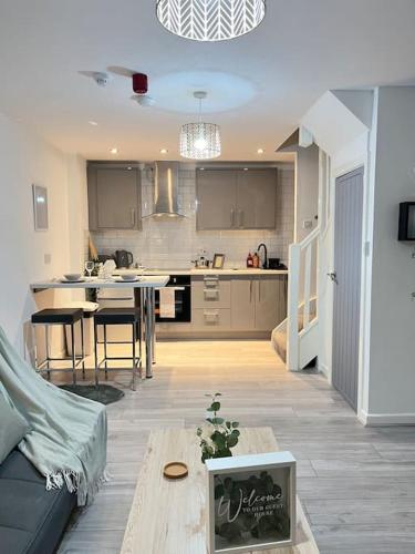 Η κουζίνα ή μικρή κουζίνα στο New Build Cosy Duplex Modern Apartment Greater Manchester