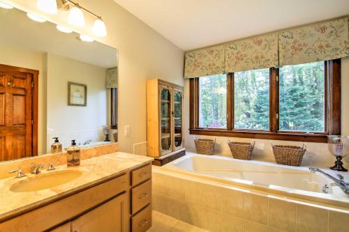 uma casa de banho com uma banheira grande e um espelho grande em Superb 3-Story Kennebunk Home - half Mi to Beach! em Kennebunk