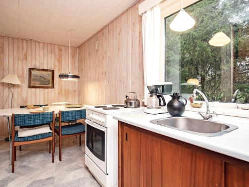 Kuchyň nebo kuchyňský kout v ubytování 4 person holiday home in Erslev