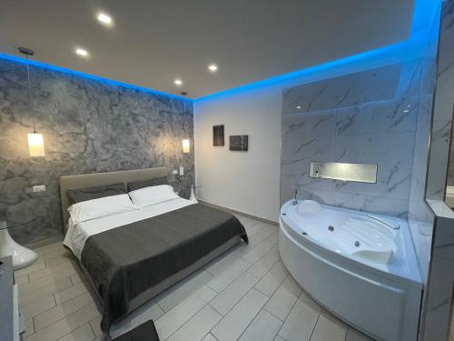 1 dormitorio con 1 cama y bañera en una habitación en Arizona Motel, en Castel Volturno