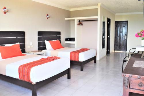 Ένα ή περισσότερα κρεβάτια σε δωμάτιο στο Hacienda Morelos Beachfront Hotel