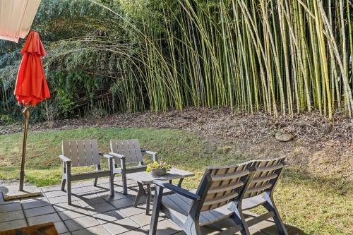 Taman di luar The Bamboo Bungalow