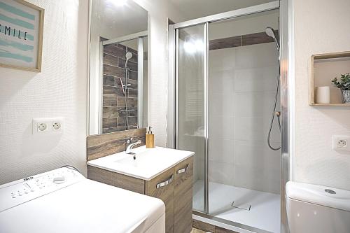 une salle de bain avec un lavabo et une douche dans l'établissement Le Cosy Pasteur 5 min Hypercentre Parking public gratuit à proximité, à Troyes