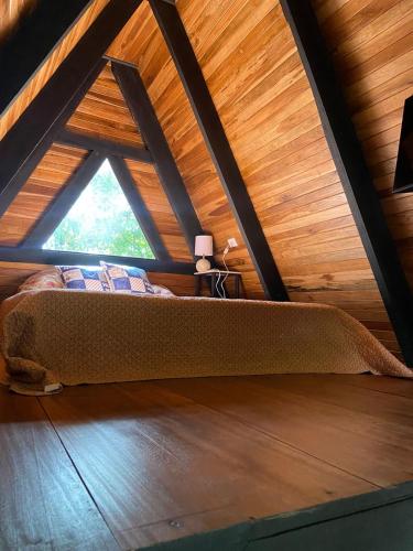 Cama en habitación con ventana en Pozas y Cascadas La Presa en Río Cuarto