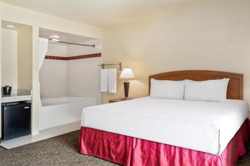 Ένα ή περισσότερα κρεβάτια σε δωμάτιο στο Golden Sails Hotel