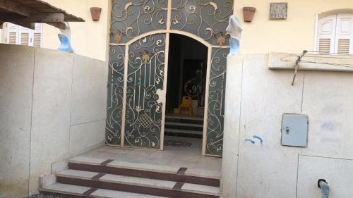 einen Eingang zu einem Haus mit einem Tor in der Unterkunft Sunny sea in Al-Qusair
