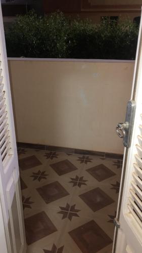eine Tür, die in ein Zimmer mit Fliesenboden führt in der Unterkunft Sunny sea in Al-Qusair