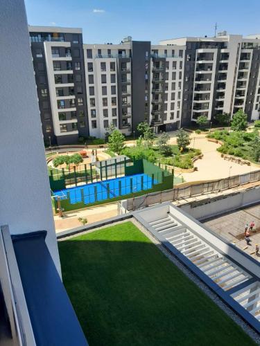 einen Blick vom Balkon eines Apartmentgebäudes in der Unterkunft Apartman Marija in Voždivac