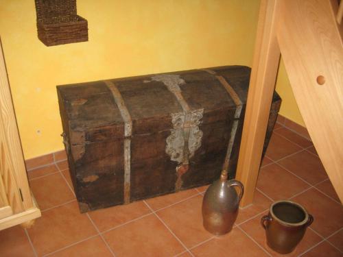 an old trunk sitting on the floor in a room at Storchenblick in Schlepzig