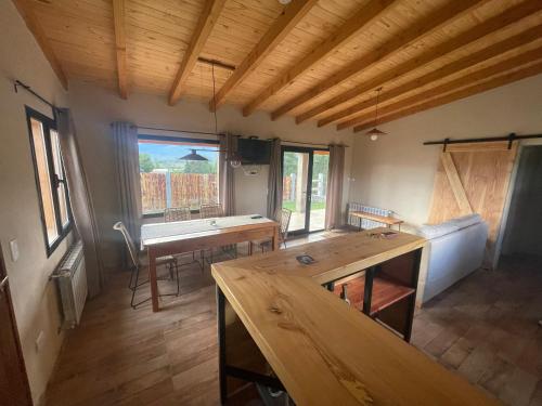 sala de estar con mesa y piano en Patagonia en Trevelín
