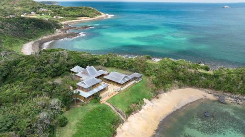 eine Luftansicht eines Hauses auf einer Insel im Ozean in der Unterkunft Private beach retreat Resort villa iki by ritomaru in Iki