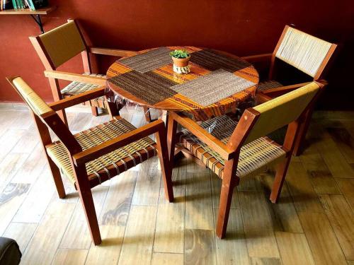 uma mesa e cadeiras de madeira com uma planta em México Querido ,Arena Ciudad de México em Cidade do México