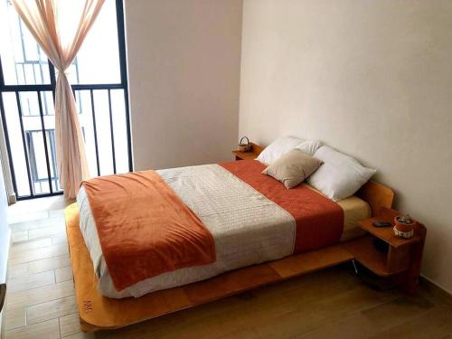 um quarto com uma cama num quarto com uma janela em México Querido ,Arena Ciudad de México em Cidade do México