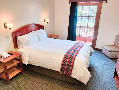 Una habitación de hotel con una cama grande y una ventana. en Hotel Presidente Huancavelica - Asociado Casa Andina, en Huancavelica