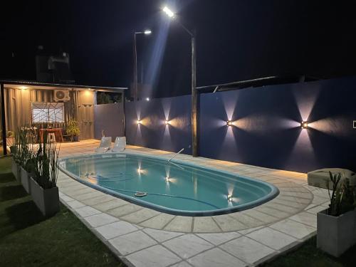 una piscina en un patio por la noche en Casa Clara en Gualeguaychú