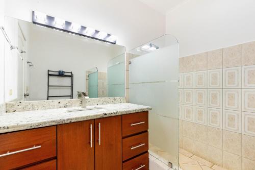 y baño con lavabo y espejo. en Sunrise 39 - 2 Bedroom Ocean View Condo, en Tamarindo