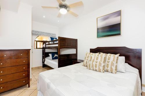 1 dormitorio con 1 cama y 1 litera en Sunrise 39 - 2 Bedroom Ocean View Condo, en Tamarindo