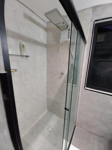 a shower with a glass door in a bathroom at FLAT PALLADIUM - de frente in São Vicente