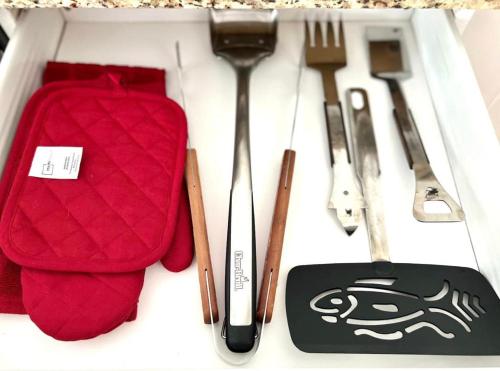 a lunch box with utensils and a fork and knife at Crest Lake Beach House in Clearwater