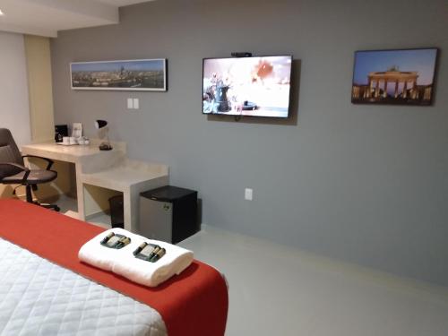 Habitación con cama, escritorio y TV. en EXECUTIROOMS VERACRUZ, en Veracruz