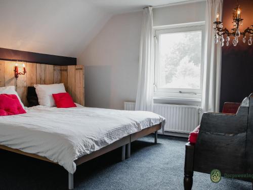 een slaapkamer met een bed met rode kussens en een raam bij Majestic, large holiday home near Leende, detached and located between meadows and forests in Leende