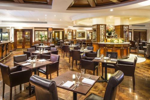 Um restaurante ou outro lugar para comer em Copthorne Tara Hotel London Kensington