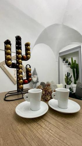 Příslušenství pro přípravu čaje a kávy v ubytování Le Petit Bijou di Dolceacqua, per un momento romantico