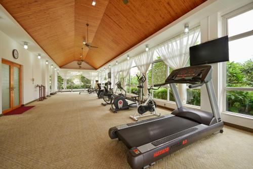a gym with a row of exercise bikes and a treadmill at Khách sạn Quốc tế Lợi Lai - Li Lai International Hotel in Móng Cái