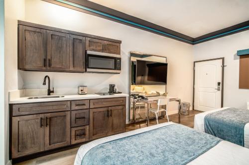Un ou plusieurs lits dans un hébergement de l'établissement Aspire Inn Studios & Spas