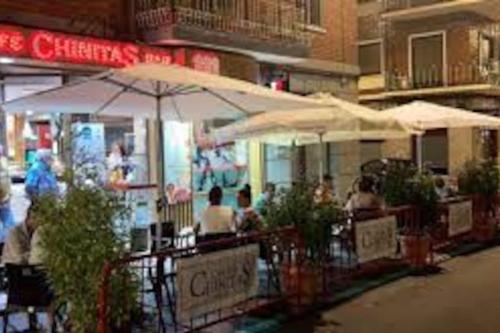 Hostia v ubytovaní Big Flat in the typical local tapas area !Van Dyck!