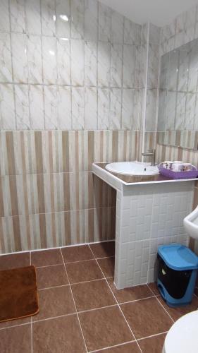a bathroom with a tub and a sink and a toilet at บ้านไร่โฮมเทล ณ ปากช่อง in Ban Nong Takhain