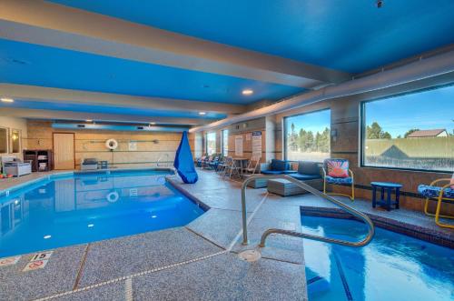 - une piscine dans une chambre d'hôtel avec un salon dans l'établissement Holiday Inn West Yellowstone, an IHG Hotel, à West Yellowstone