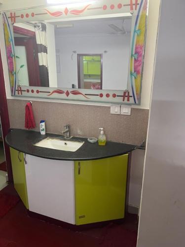 y baño con lavabo y espejo. en Affordable Orchid service apartment in korattur, Chennai en Chennai