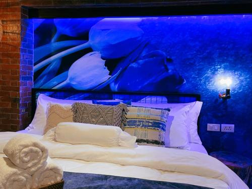 Postel nebo postele na pokoji v ubytování CLOCKWORKORANGE Luxury Suites
